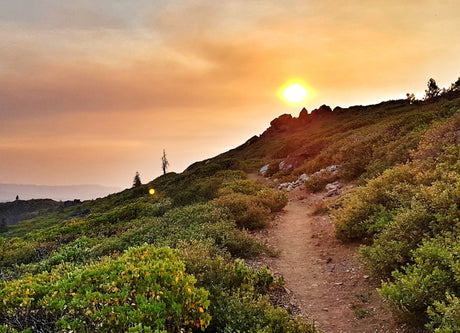 A sunset going down behing a mountain on the Pacific Crest Trail