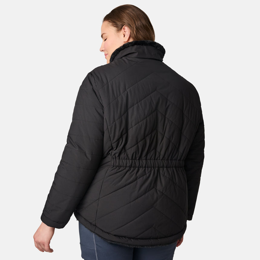 [Karissa is 5'9.5" wearing size 1X.] Woman wearing a black quilted reversible Free Country jacket on a white background