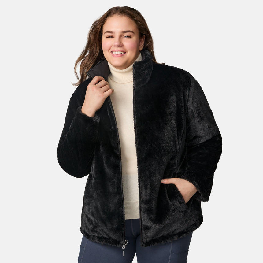 [Karissa is 5'9.5" wearing size 1X.] Woman wearing a black quilted reversible Free Country jacket on a white background