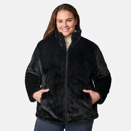 [Karissa is 5'9.5" wearing size 1X.] Woman wearing a black quilted reversible Free Country jacket on a white background
