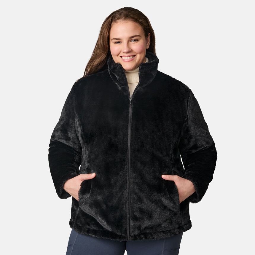 [Karissa is 5'9.5" wearing size 1X.] Woman wearing a black quilted reversible Free Country jacket on a white background