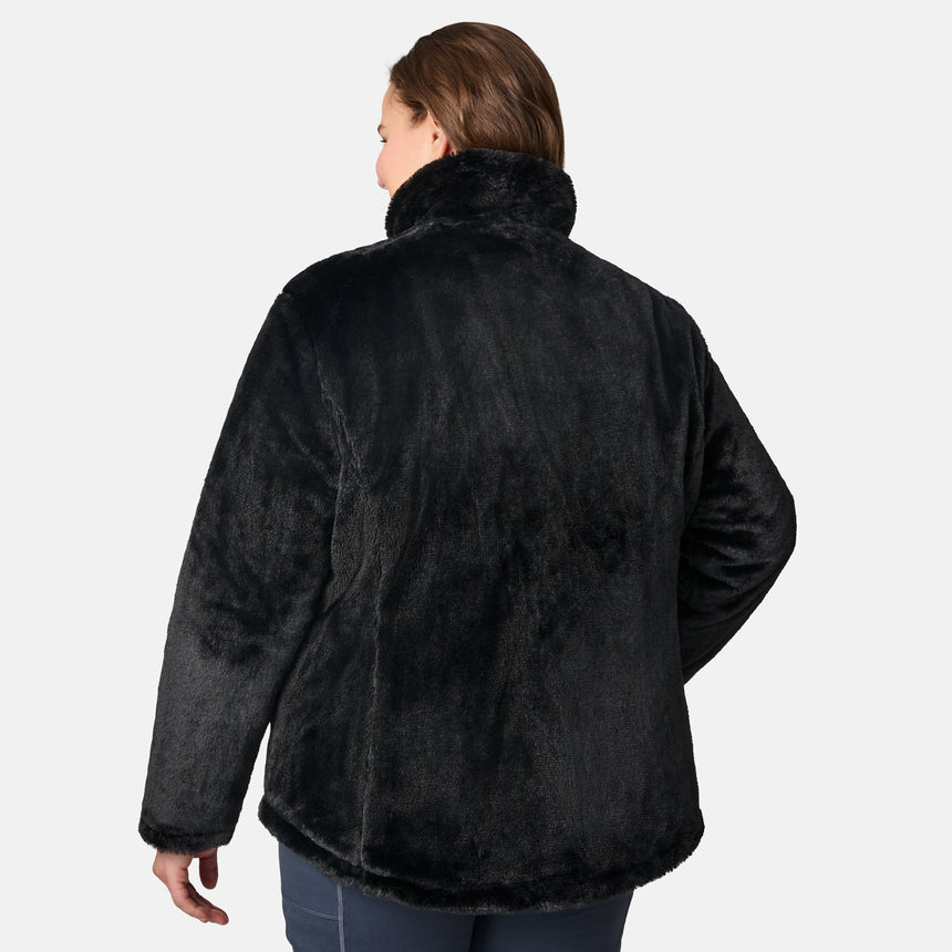[Karissa is 5'9.5" wearing size 1X.] Woman wearing a black quilted reversible Free Country jacket on a white background