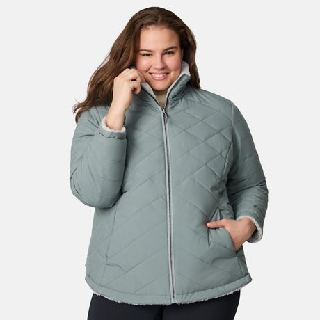 [Karissa is 5'9.5" wearing size 1X.] Woman wearing a sage green quilted reversible Free Country jacket on a white background