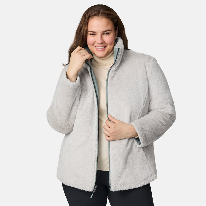 [Karissa is 5'9.5" wearing size 1X.] Woman wearing a sage green quilted reversible Free Country jacket on a white background