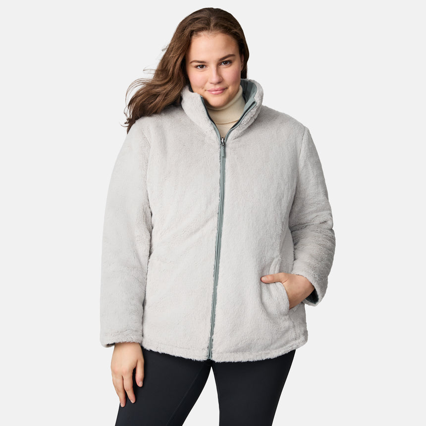 [Karissa is 5'9.5" wearing size 1X.] Woman wearing a sage green quilted reversible Free Country jacket on a white background
