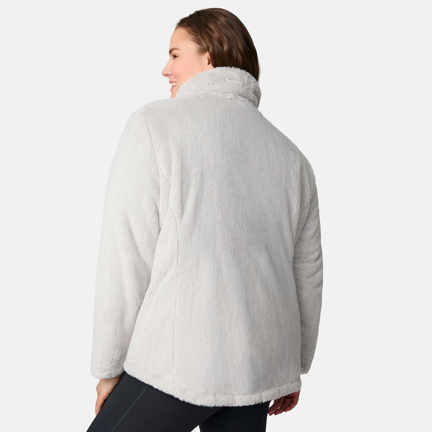 [Karissa is 5'9.5" wearing size 1X.] Woman wearing a sage green quilted reversible Free Country jacket on a white background