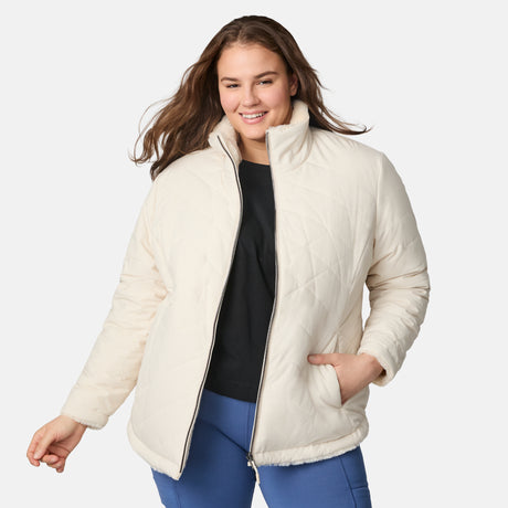 [Karissa is 5'9.5" wearing size 1X.] Woman wearing a cream quilted reversible Free Country jacket on a white background