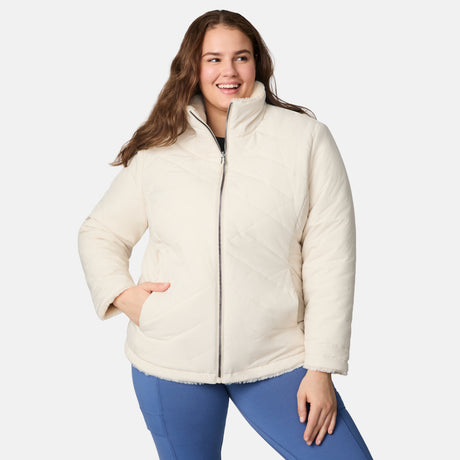 [Karissa is 5'9.5" wearing size 1X.] Woman wearing a cream quilted reversible Free Country jacket on a white background