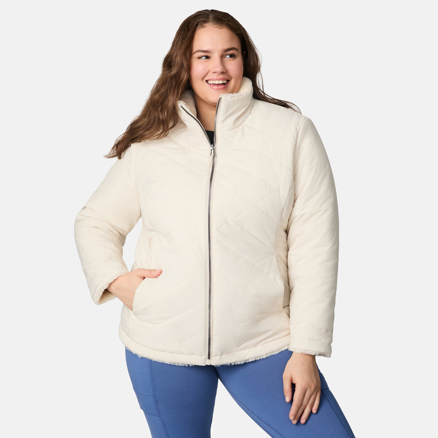 [Karissa is 5'9.5" wearing size 1X.] Woman wearing a cream quilted reversible Free Country jacket on a white background
