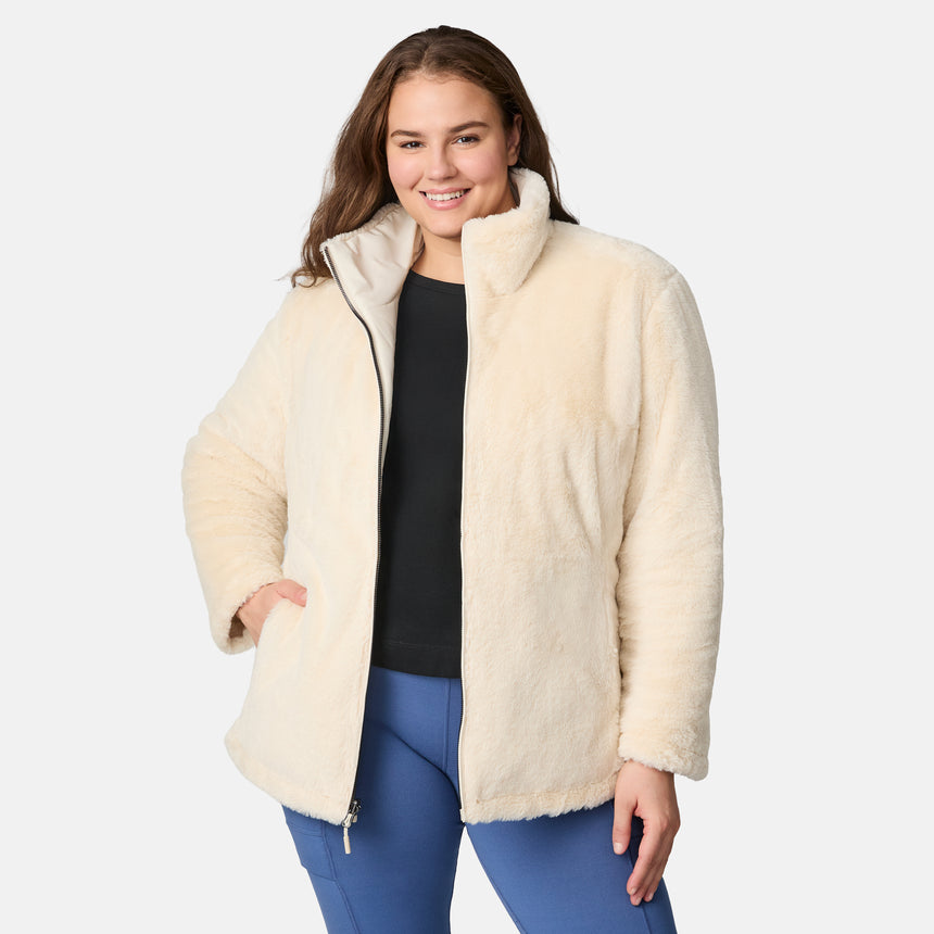 [Karissa is 5'9.5" wearing size 1X.] Woman wearing a cream quilted reversible Free Country jacket on a white background