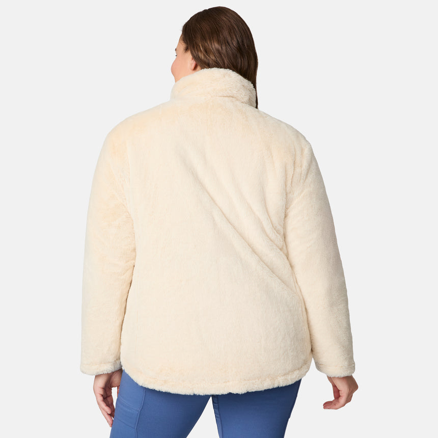 [Karissa is 5'9.5" wearing size 1X.] Woman wearing a cream quilted reversible Free Country jacket on a white background