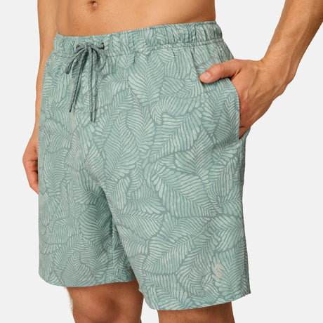 [Model is wearing size M] Green leaf-patterned shorts worn by a person on a plain background