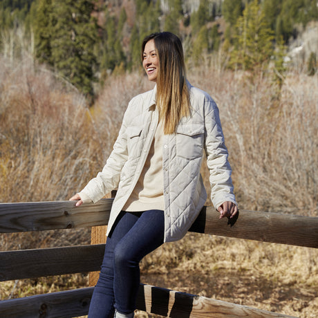 [ Sara is 5’8” wearing a size Small.] Women's Trailblazer Quilted Shacket - Oat - S #color_oat