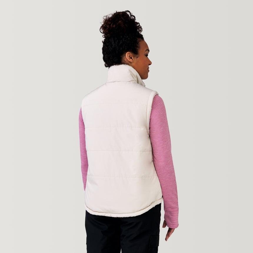 [Alexis is 5’6” wearing a size Small.] Women's Venture Stratus Lite Reversible Vest - Oat - S #color_oat