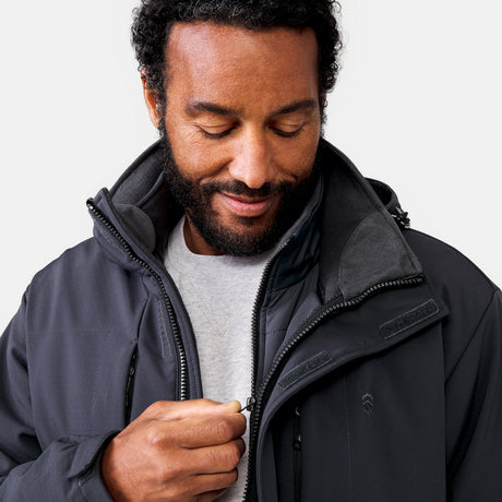 [Jonathan is 6’1” wearing a size Medium.] Men's Atalaya III 3-in-1 Systems Jacket - Deep Charcoal - M #color_deep-charcoal